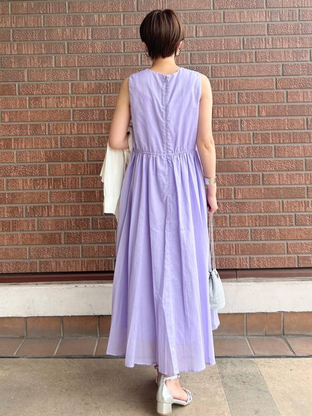 ホワイト系のカーディガン/ボレロ、パープル系のワンピース、ホワイト系のショルダーバッグを着用したレディースの夏コーディネートの5枚目の写真