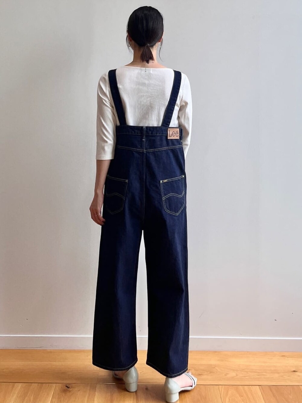 ホワイト系のTシャツ/カットソー、ブルー系のサロペット/オーバーオール、シルバー系のショルダーバッグを着用したレディースの夏コーディネートの3枚目の写真