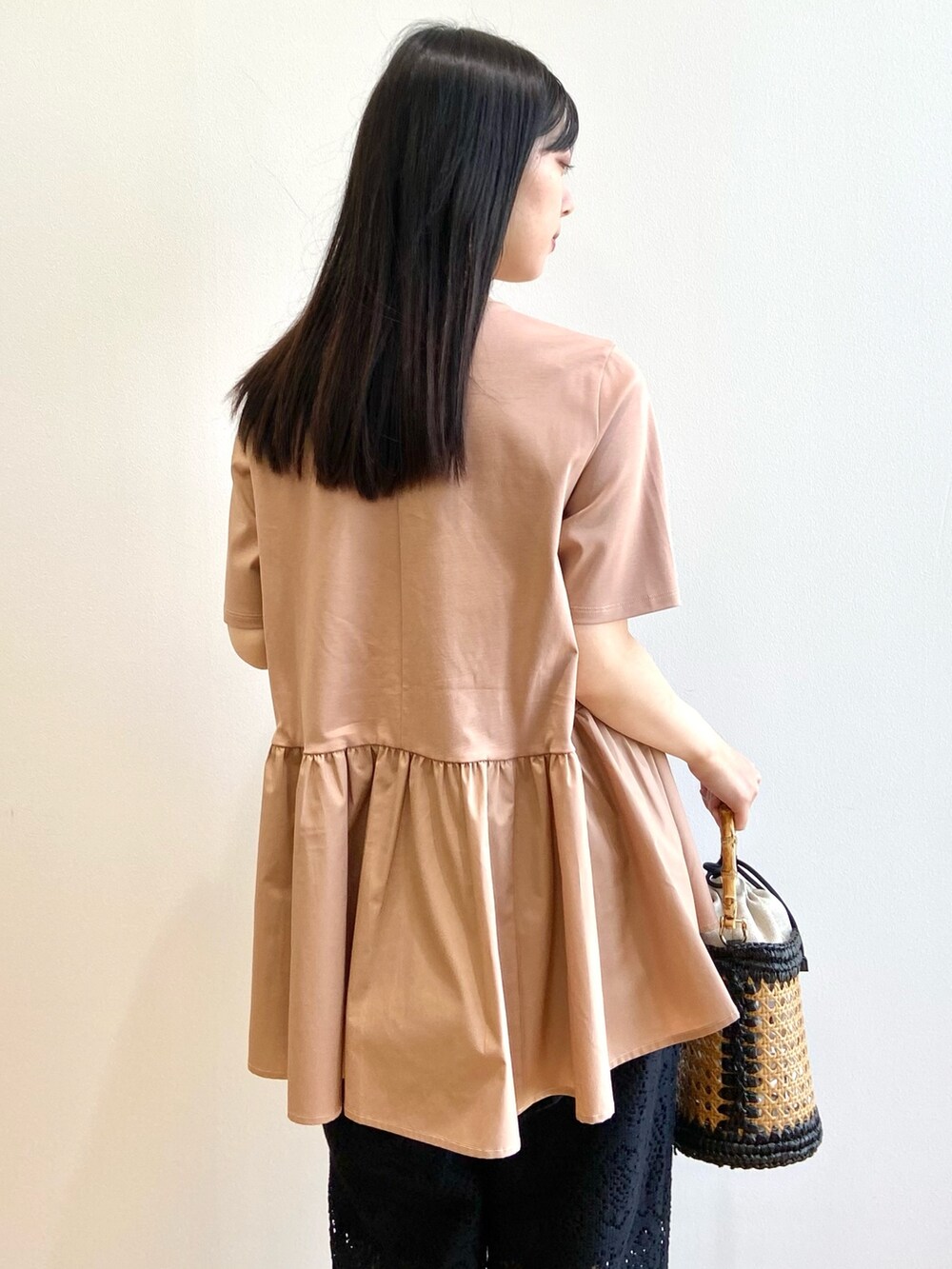 ブラウン系のTシャツ/カットソー、ブラック系のその他パンツ、ブラック系のトートバッグを着用したレディースの春コーディネートの6枚目の写真