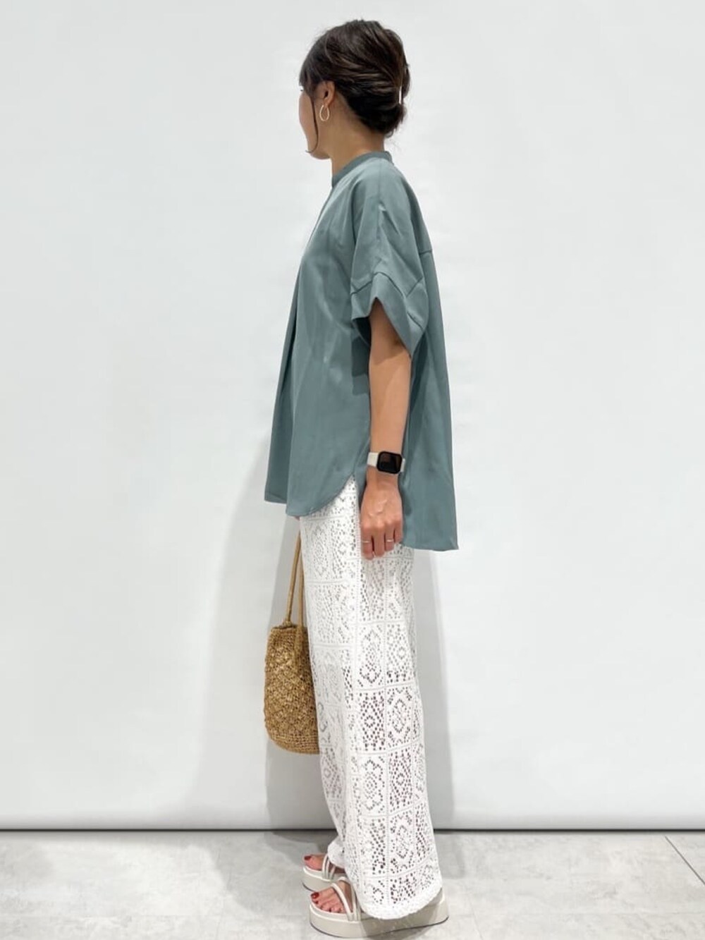 ブルー系のシャツ/ブラウス、ホワイト系のその他パンツ、ホワイト系のサンダルを着用したレディースの夏コーディネートの3枚目の写真