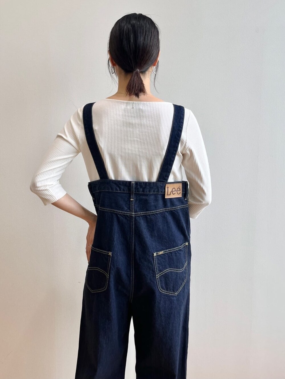 ホワイト系のTシャツ/カットソー、ブルー系のサロペット/オーバーオール、シルバー系のショルダーバッグを着用したレディースの夏コーディネートの6枚目の写真