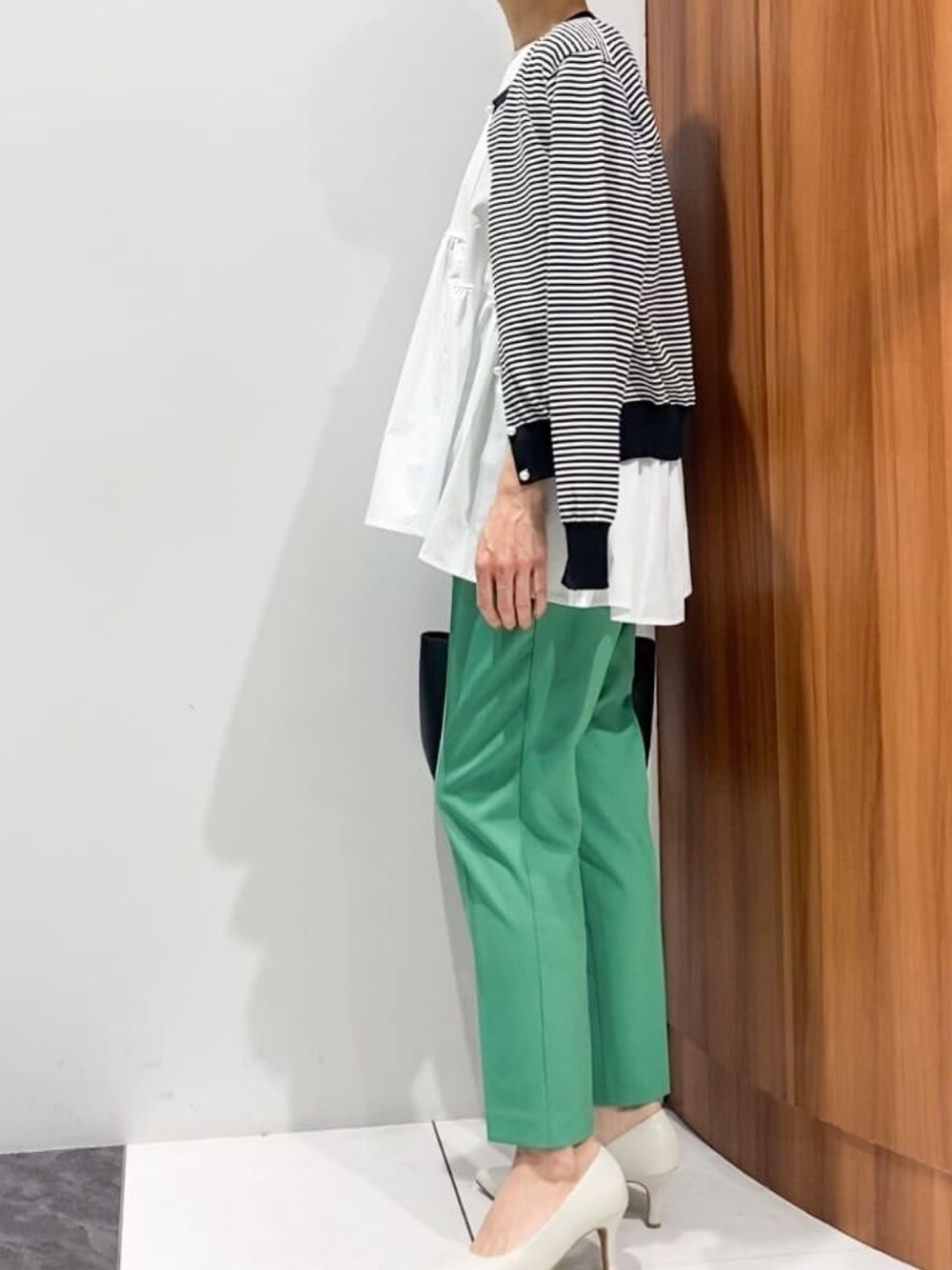 ホワイト系のTシャツ/カットソー、ホワイト系のカーディガン/ボレロ、グリーン系のその他パンツを着用したレディースの春コーディネートの3枚目の写真