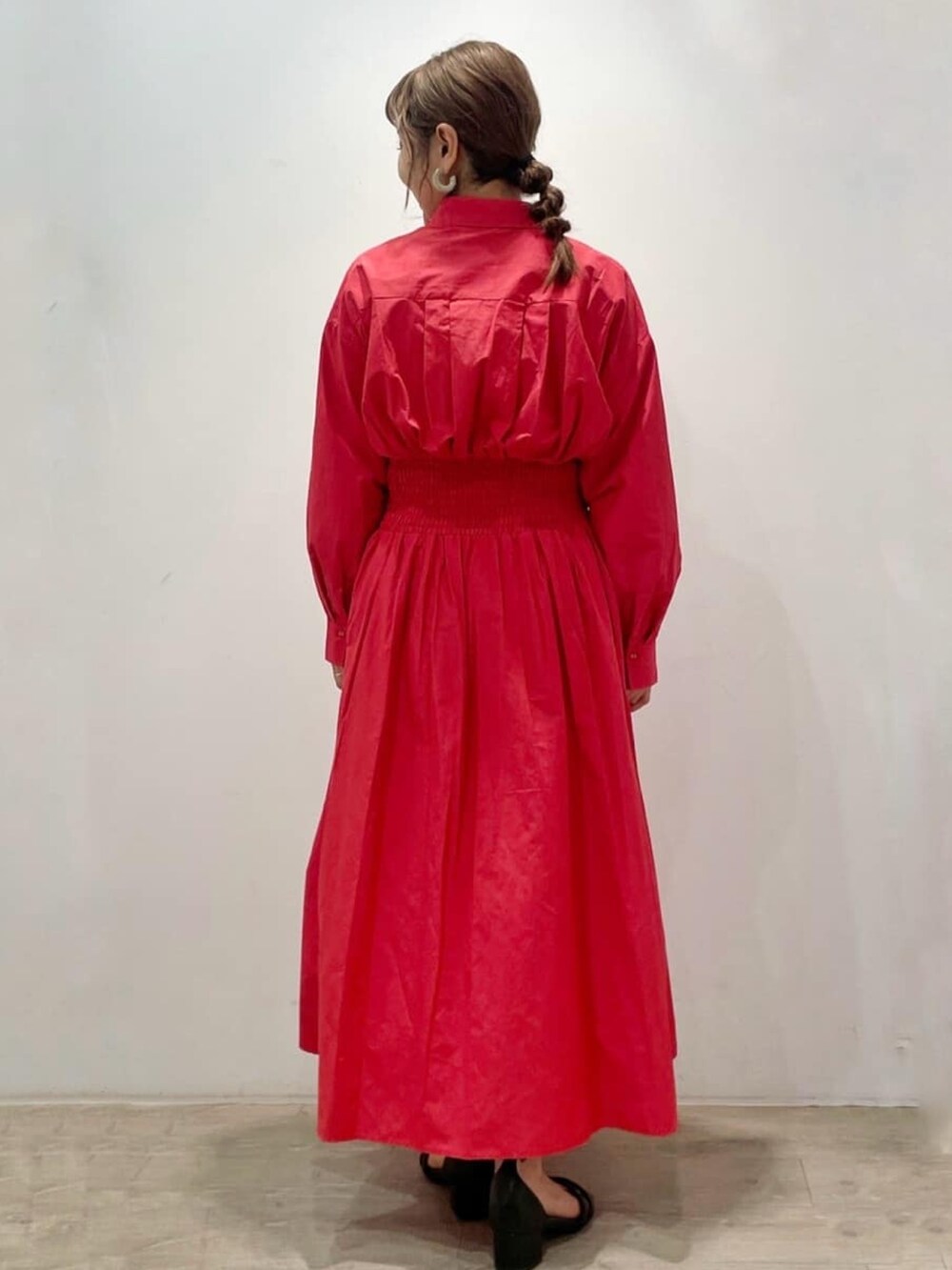 レッド系のワンピース、ホワイト系のハンドバッグ、ブラック系のサンダルを着用したレディースの春コーディネートの6枚目の写真