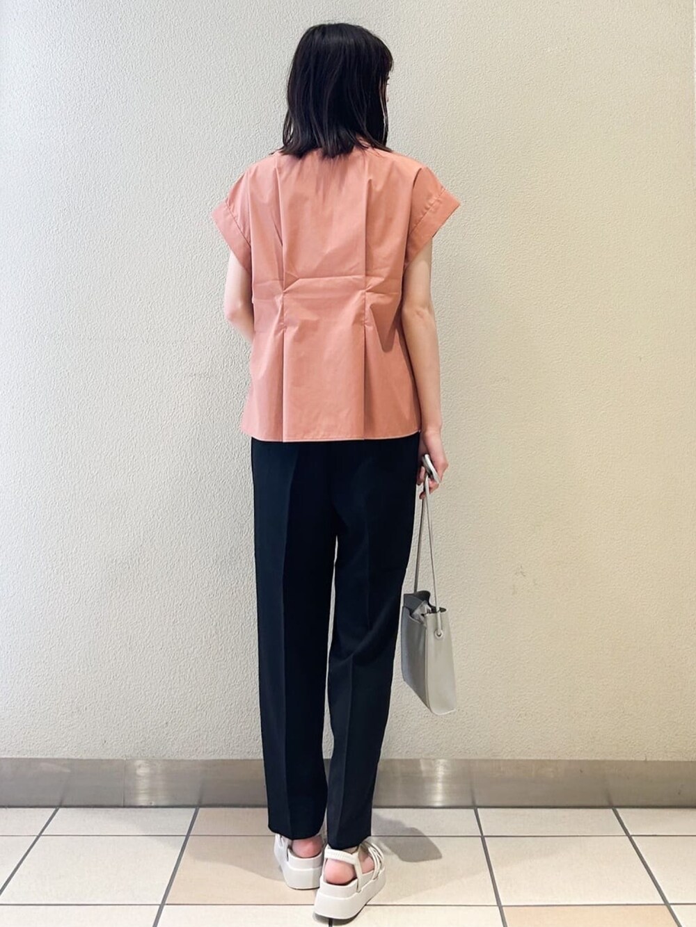 ホワイト系のサンダル、レッド系のシャツ/ブラウス、ブラック系のその他パンツを着用したレディースの春コーディネートの3枚目の写真