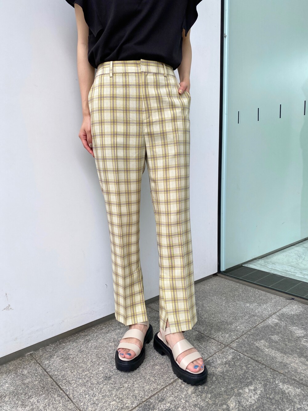 ブラック系のTシャツ/カットソー、イエロー系のその他パンツ、ホワイト系のサンダルを着用したレディースの夏コーディネートの5枚目の写真