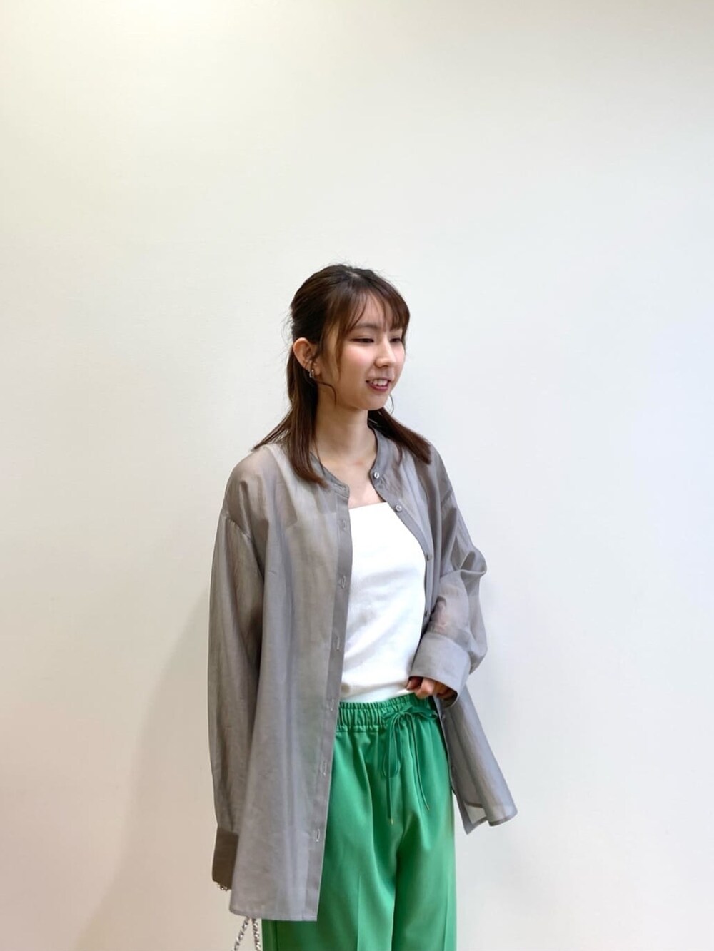 グレー系のシャツ/ブラウス、ホワイト系のタンクトップ、シルバー系のショルダーバッグを着用したレディースの春コーディネートの7枚目の写真