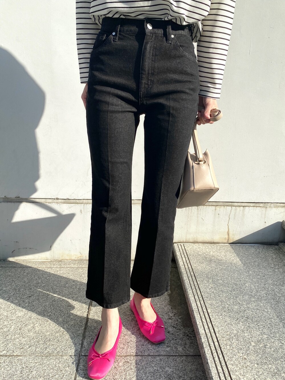 ピンク系のその他シューズ、ブラック系のその他アウター、グレー系のデニムパンツを着用したレディースの春コーディネートの7枚目の写真