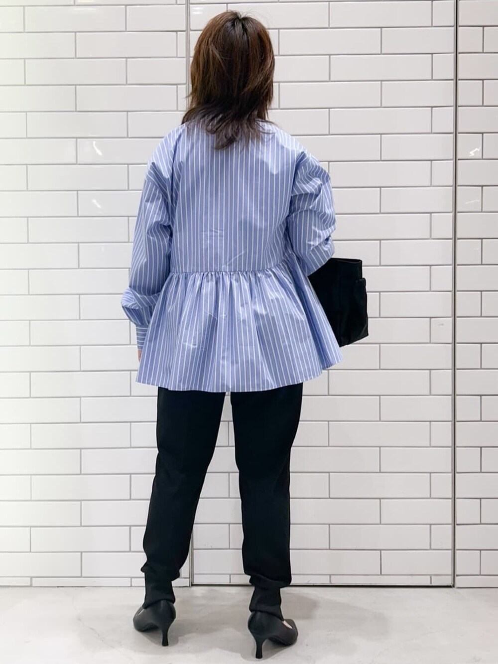 ブルー系のシャツ/ブラウス、ブラック系のその他パンツ、ブラック系のパンプスを着用したレディースの春コーディネートの3枚目の写真