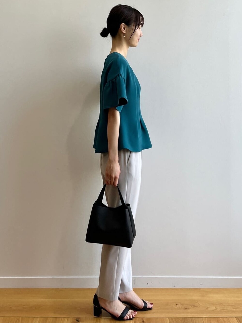 グリーン系のシャツ/ブラウス、グレー系のその他パンツ、ブラック系のショルダーバッグを着用したレディースの秋コーディネートの2枚目の写真