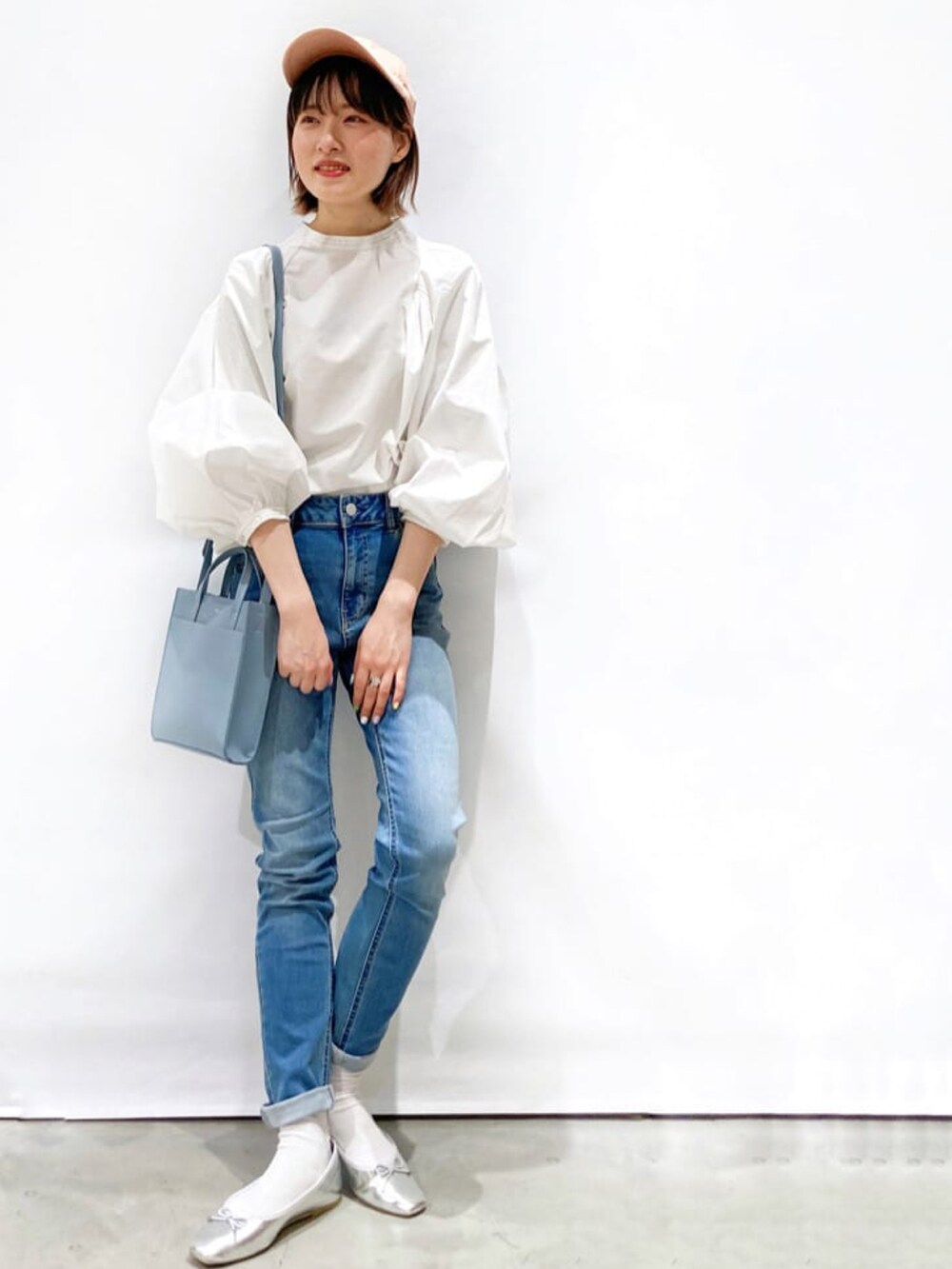 ホワイト系のシャツ/ブラウス、ブルー系のデニムパンツ、シルバー系のドレスシューズを着用したレディースの春コーディネートの2枚目の写真