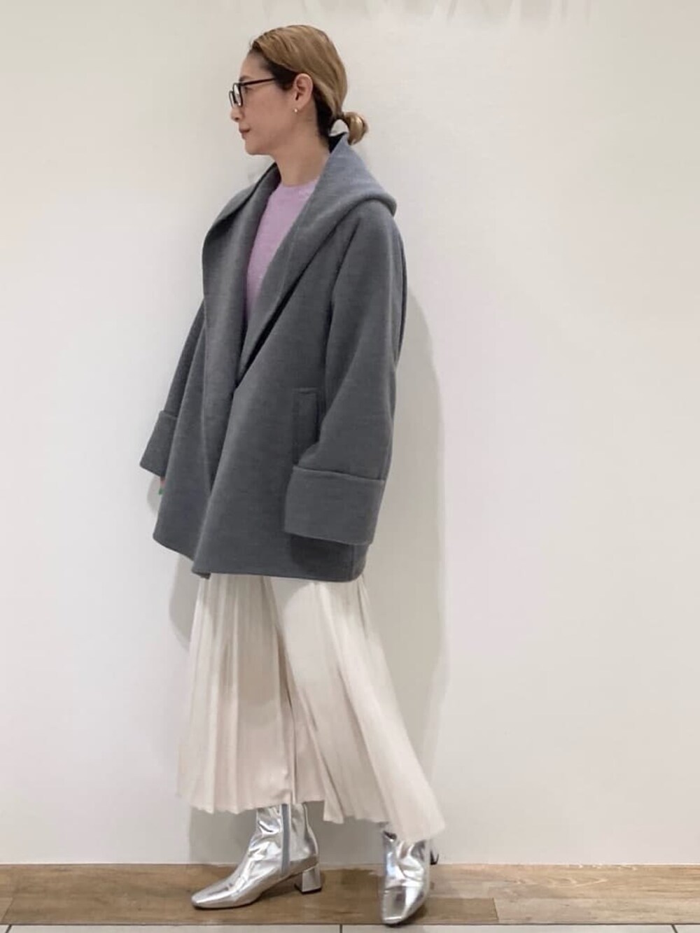 グレー系のその他アウター、パープル系のニット/セーター、ホワイト系のスカートを着用したレディースの冬コーディネートの3枚目の写真