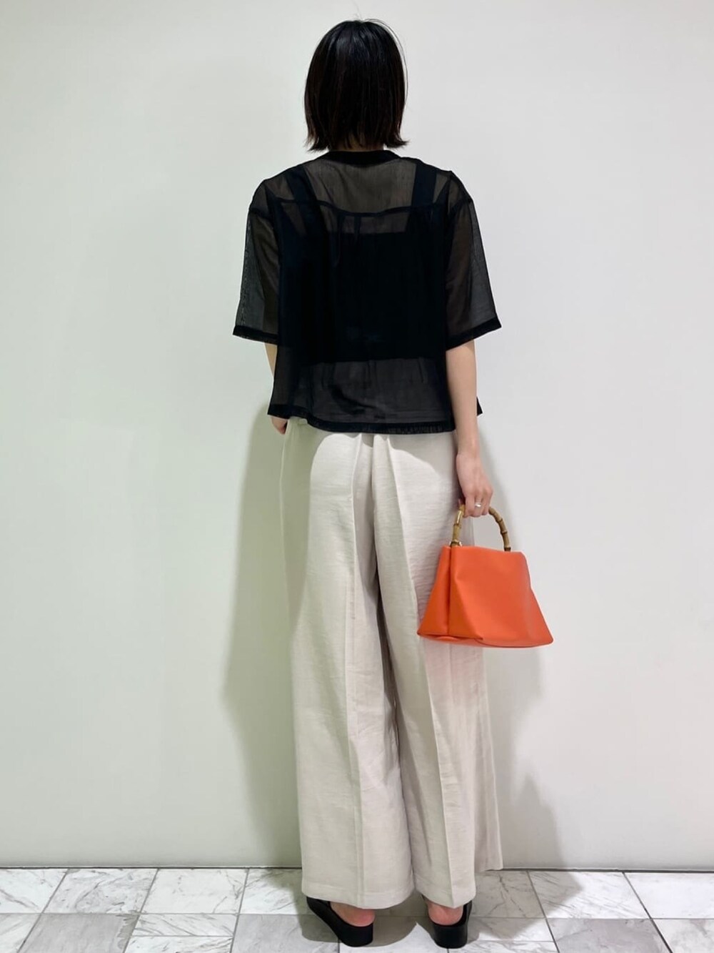 ブラック系のシャツ/ブラウス、ブラック系のタンクトップ、ブラック系のサンダルを着用したレディースの春コーディネートの6枚目の写真