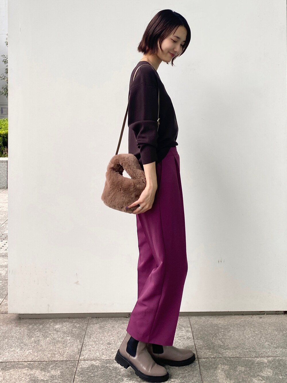 パープル系のその他パンツ、ブラウン系のニット/セーター、ブラウン系のブーツを着用したレディースの秋コーディネートの2枚目の写真