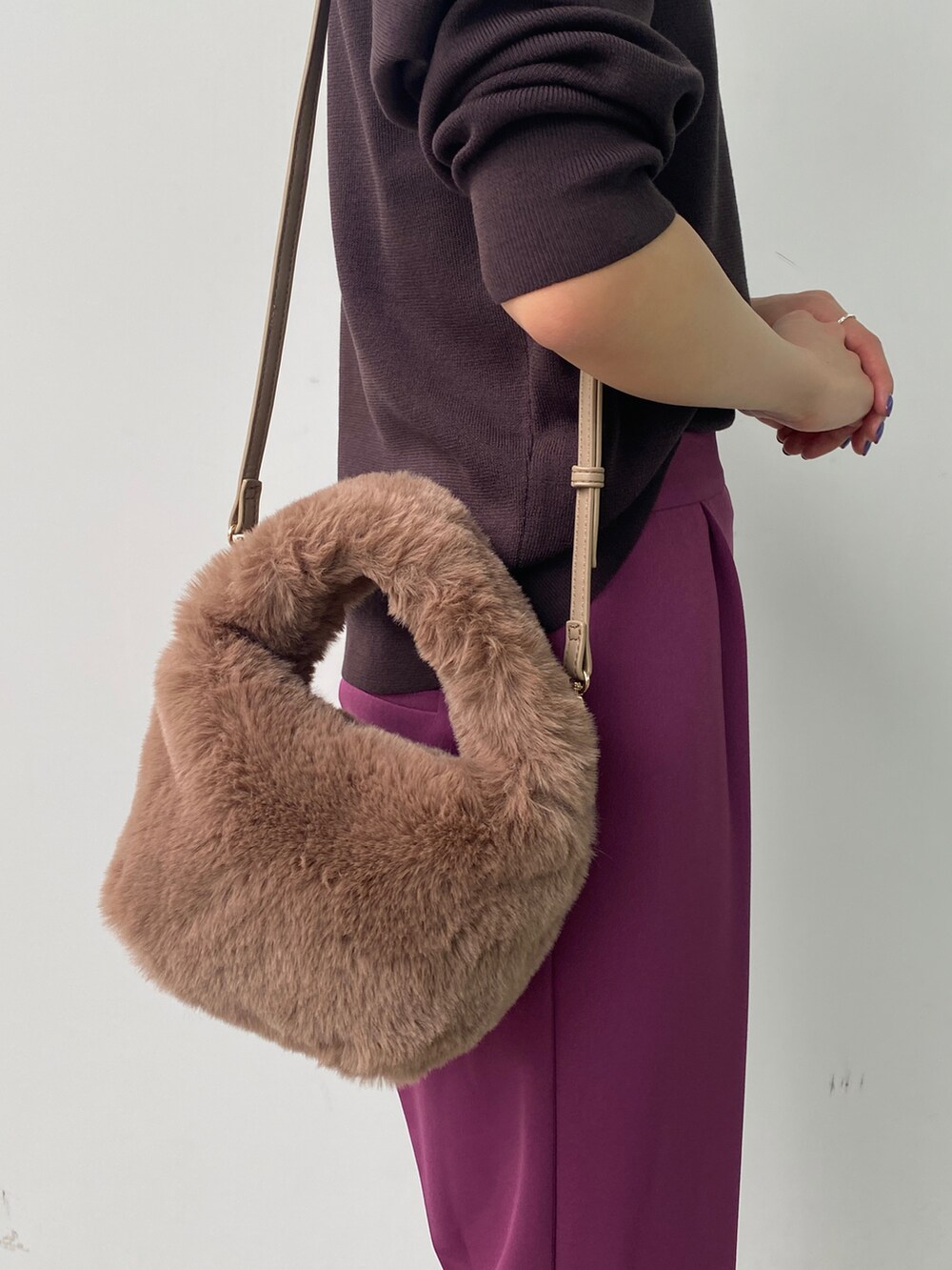 パープル系のその他パンツ、ブラウン系のニット/セーター、ブラウン系のブーツを着用したレディースの秋コーディネートの5枚目の写真