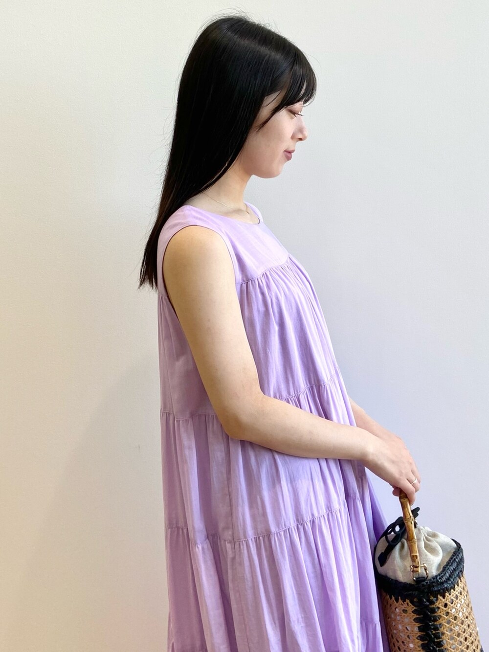 パープル系のワンピース、ブラック系のトートバッグ、ブラック系のサンダルを着用したレディースの夏コーディネートの6枚目の写真