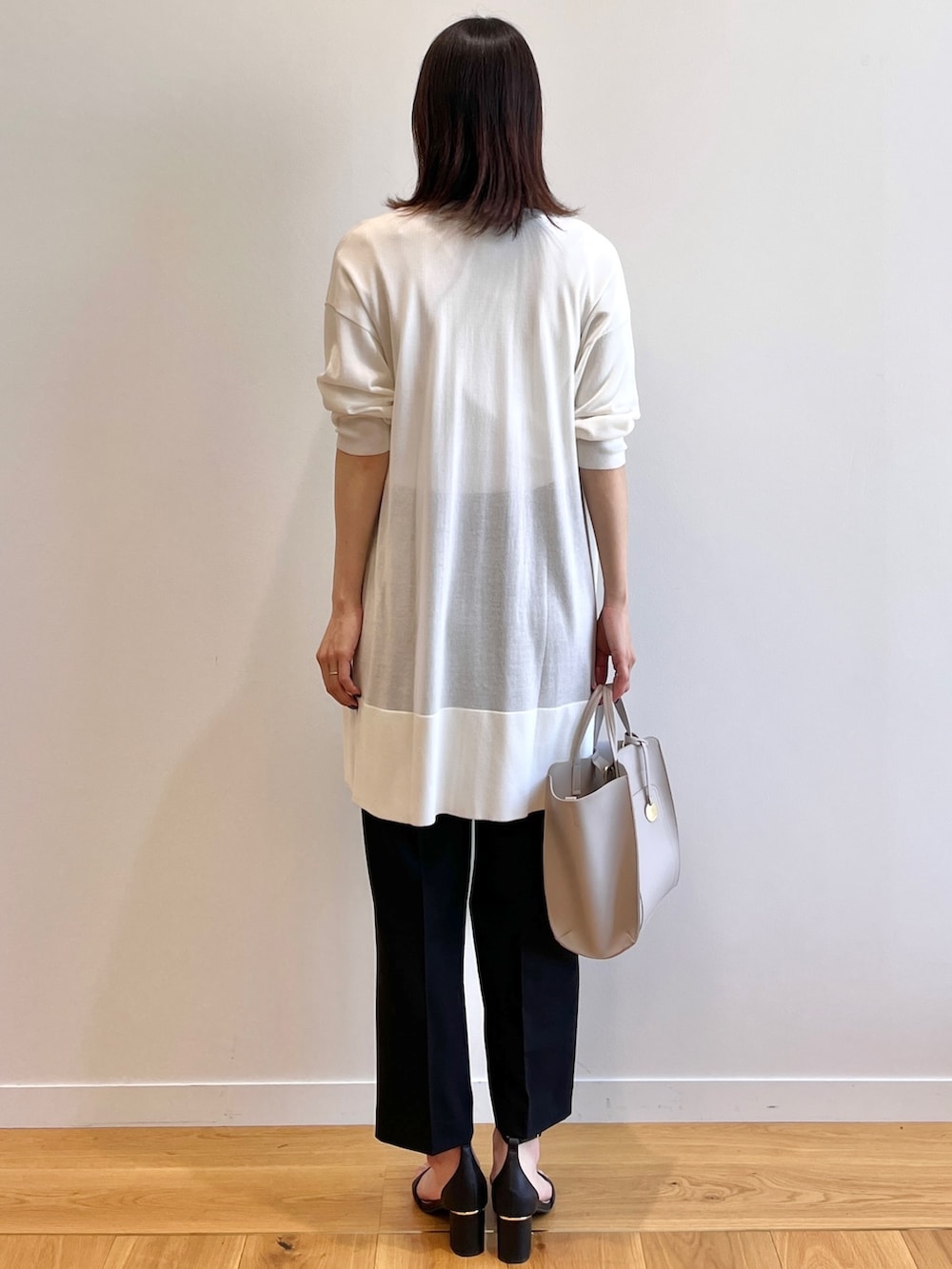 ブラック系のサンダル、ホワイト系のTシャツ/カットソー、ホワイト系のカーディガン/ボレロを着用したレディースの夏コーディネートの3枚目の写真