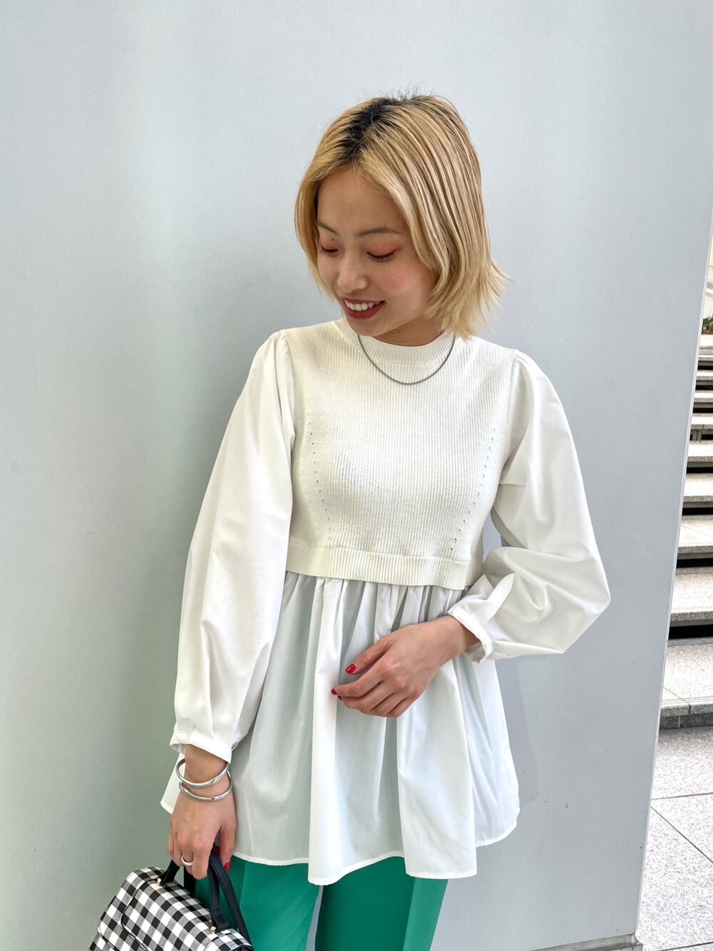 ブラック系のニット/セーター、グリーン系のその他パンツ、ブラック系のサンダルを着用したレディースの春コーディネートの2枚目の写真