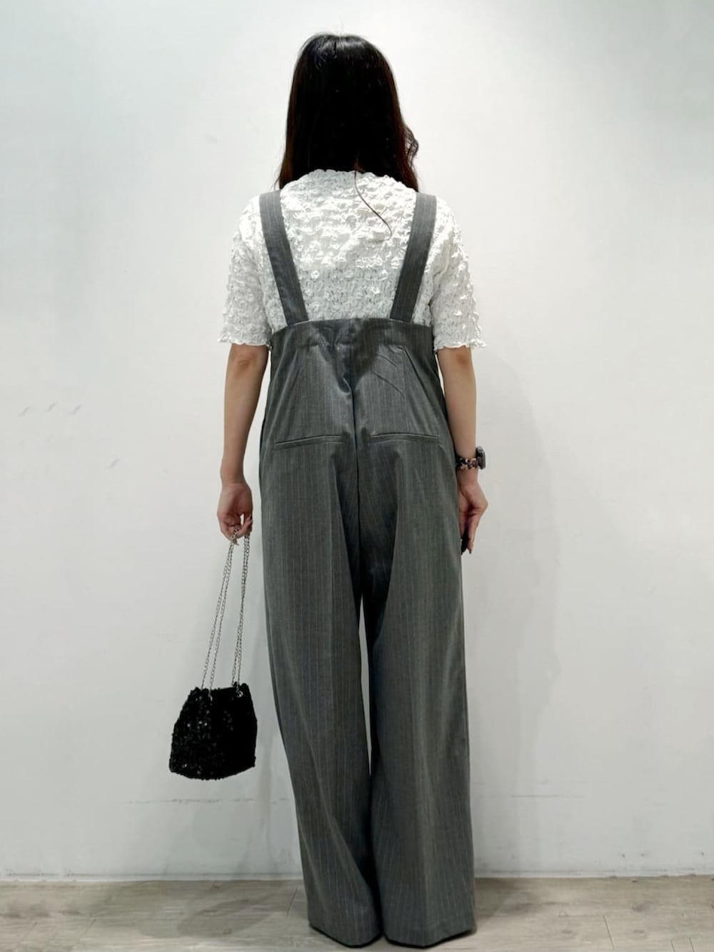 ホワイト系のTシャツ/カットソー、グレー系のサロペット/オーバーオール、ブラック系のショルダーバッグを着用したレディースの夏コーディネートの7枚目の写真