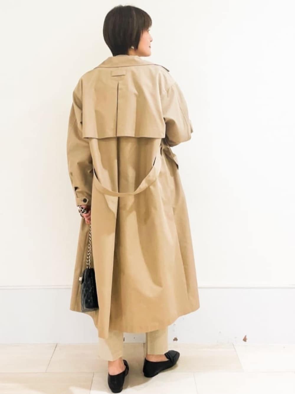 ブラック系のその他シューズ、ブラック系のショルダーバッグ、ベージュ系のTシャツ/カットソーを着用したレディースの春コーディネートの3枚目の写真