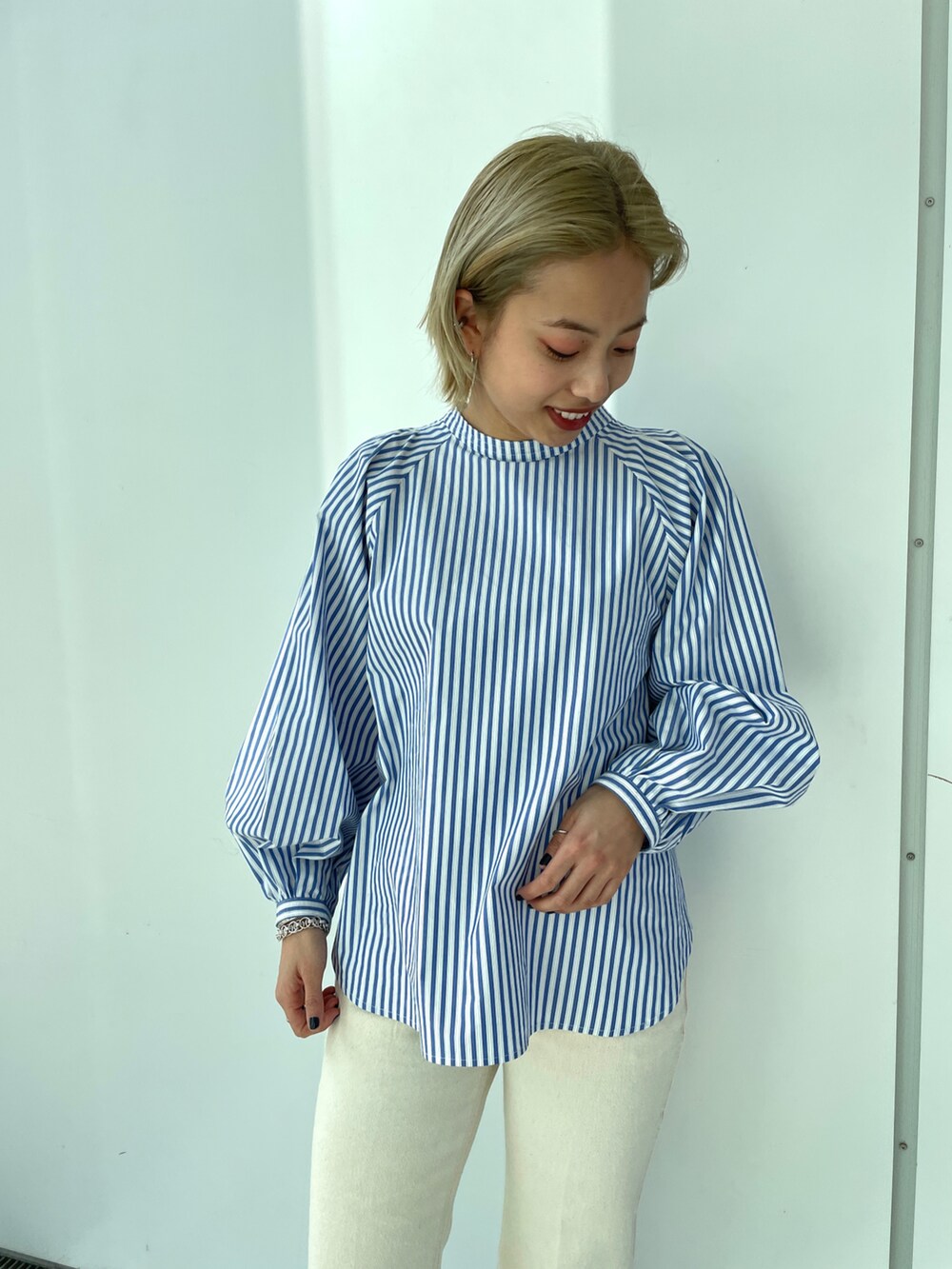 ブルー系のシャツ/ブラウス、ホワイト系のデニムパンツ、ブルー系のサンダルを着用したレディースの春コーディネートの3枚目の写真
