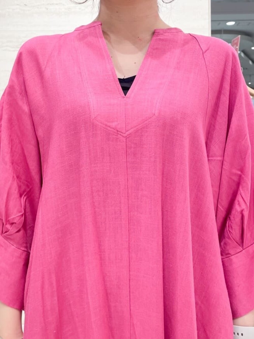 ブラック系のサンダル、ピンク系のワンピース、ブラック系のタンクトップを着用したレディースの春コーディネートの3枚目の写真