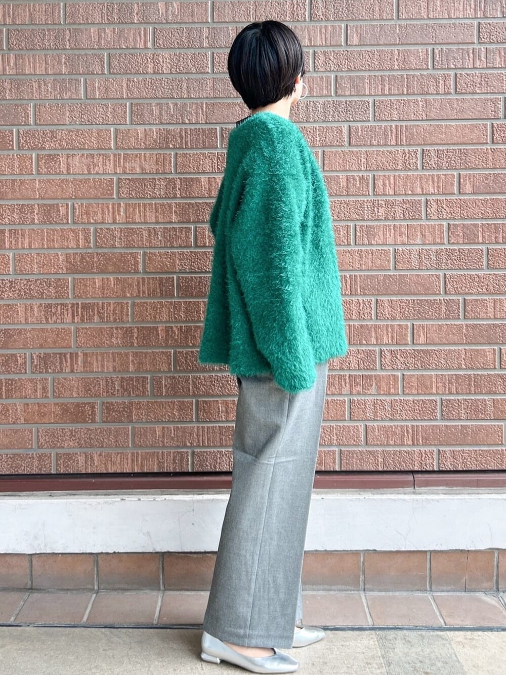 ブラック系のその他パンツ、グリーン系のカーディガン/ボレロ、グレー系のTシャツ/カットソーを着用したレディースの秋コーディネートの2枚目の写真
