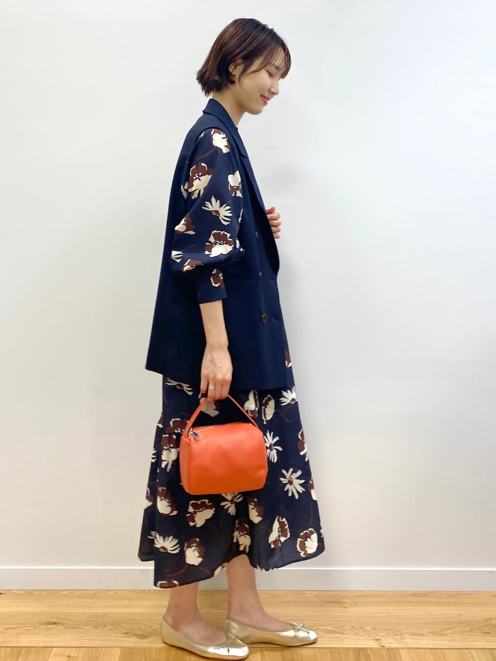 ブルー系のベスト、ブルー系のワンピース、ゴールド系のその他シューズを着用したレディースの夏コーディネートの2枚目の写真