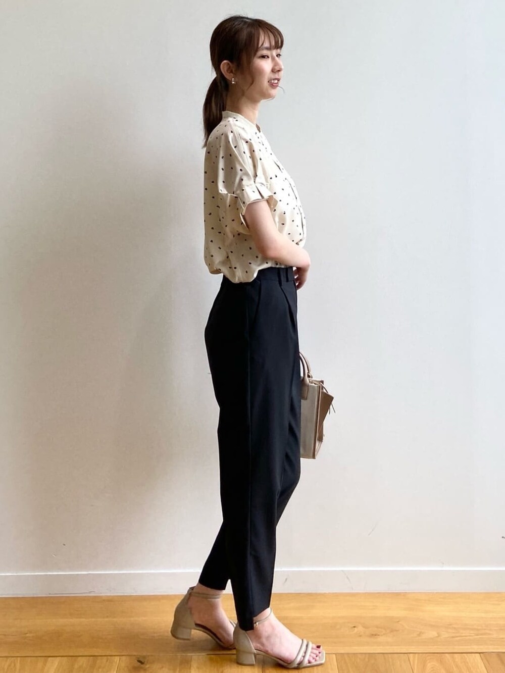 ベージュ系のシャツ/ブラウス、ブラック系のその他パンツ、ベージュ系のハンドバッグを着用したレディースの夏コーディネートの4枚目の写真