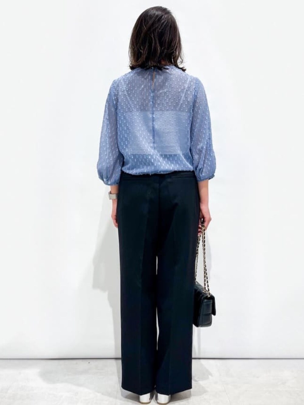 ブラック系のその他パンツ、ブルー系のシャツ/ブラウス、シルバー系のサンダルを着用したレディースの春コーディネートの4枚目の写真