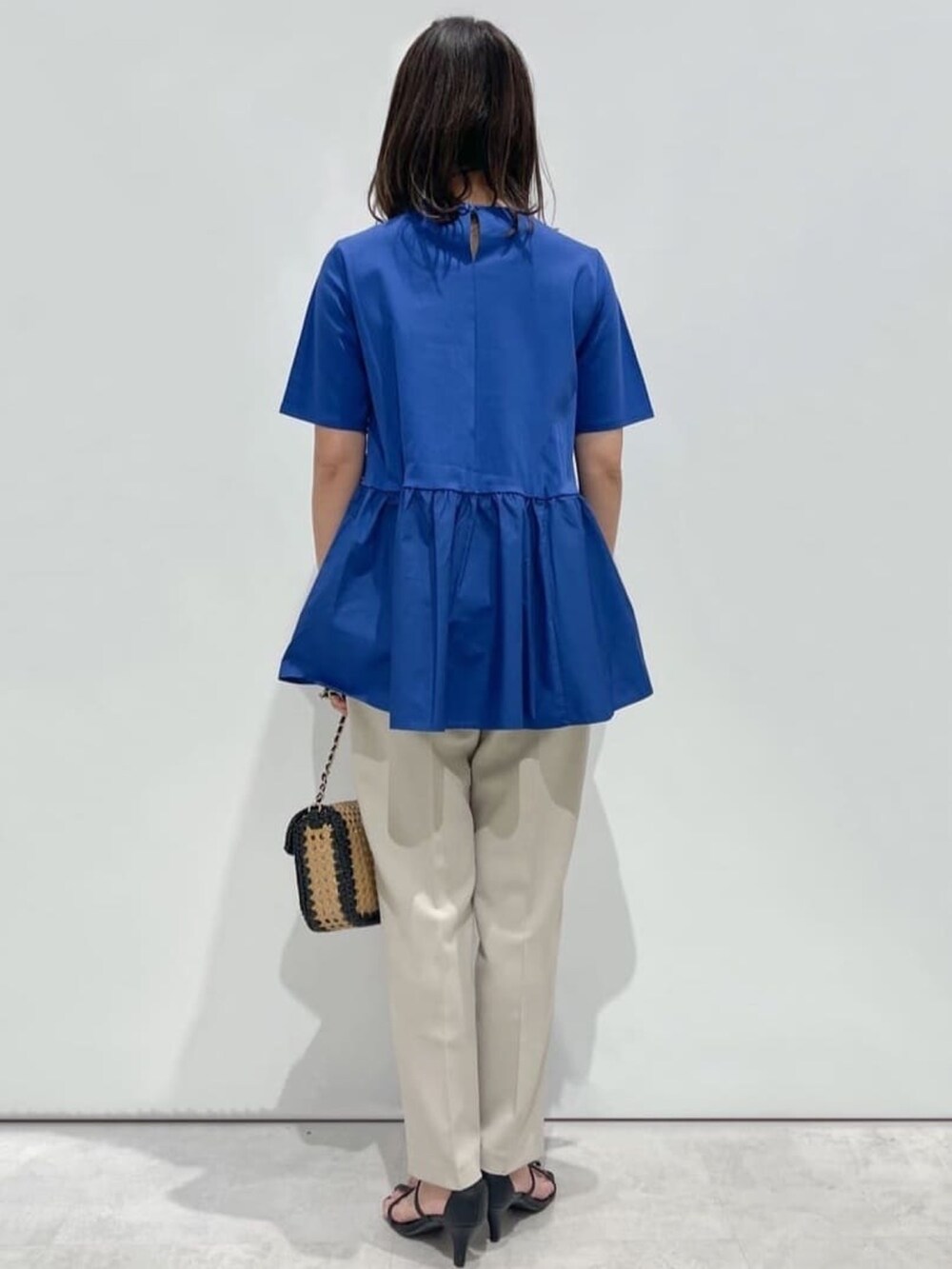 ブルー系のTシャツ/カットソー、ベージュ系のその他パンツを着用したレディースの春コーディネートの5枚目の写真