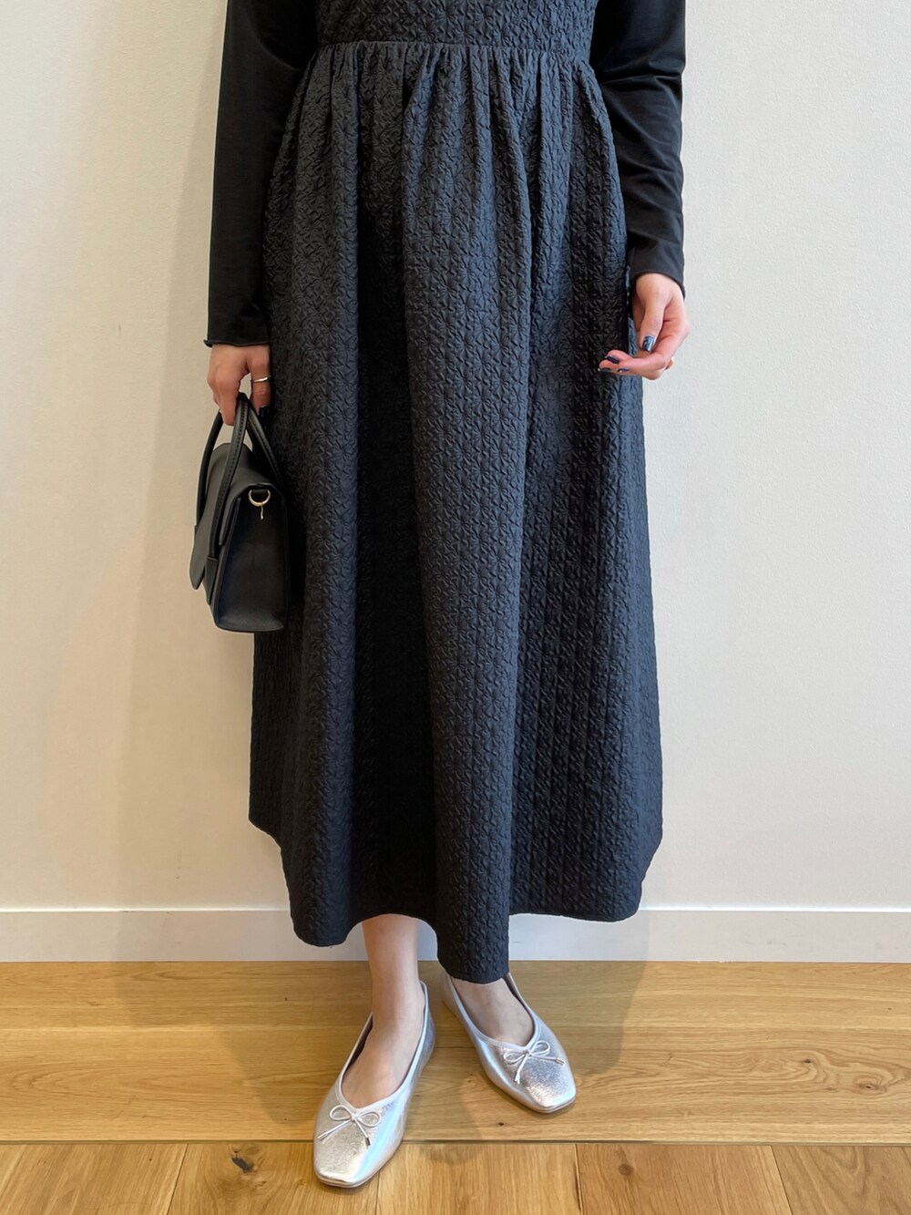 ブラック系のワンピース、ブラック系のTシャツ/カットソー、シルバー系のその他シューズを着用したレディースの冬コーディネートの5枚目の写真