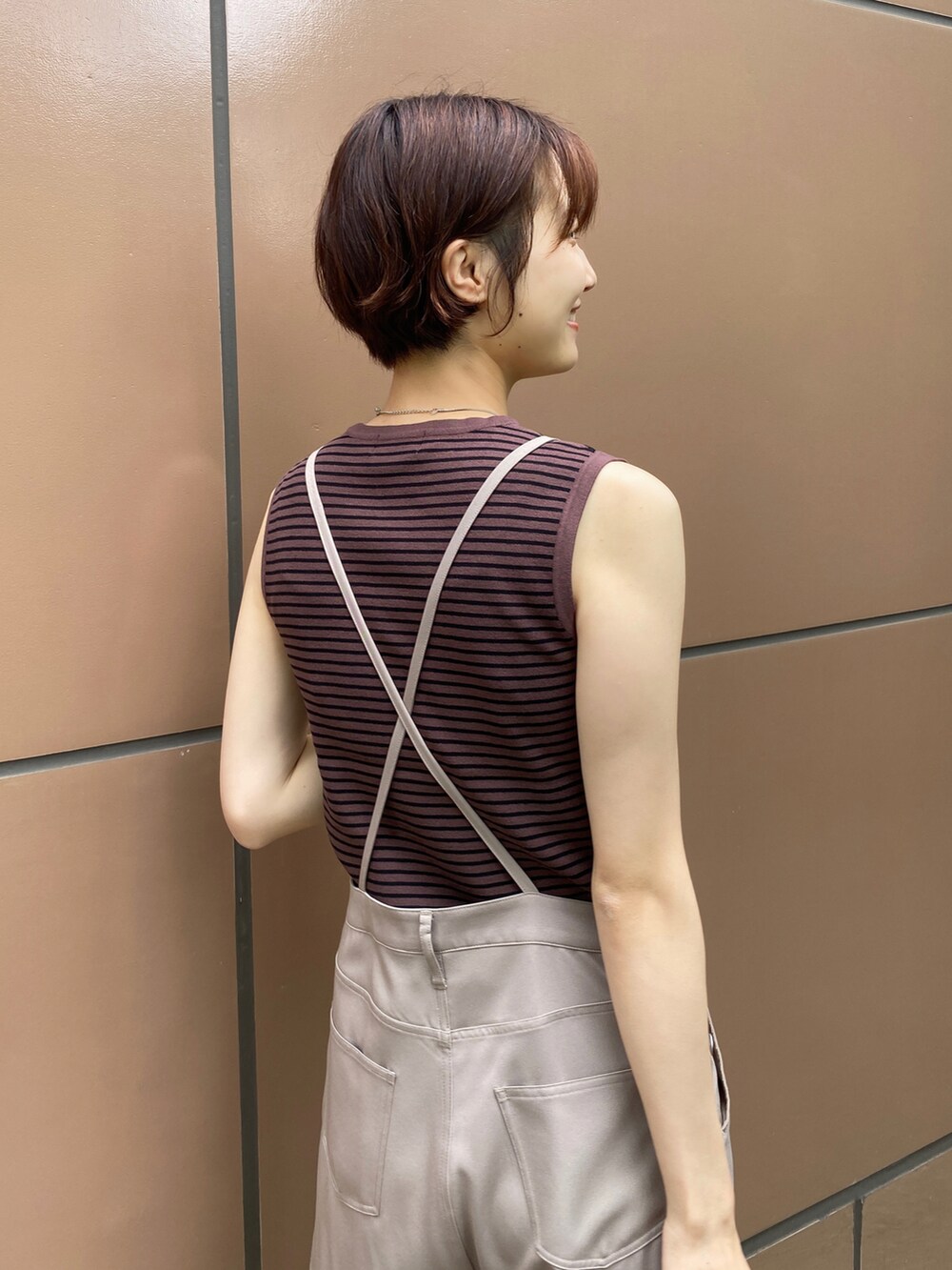 「休日スタイル、サロペット、高身長女子、サンダル、トートバッグ、ボーター、サマーニット、ベージュ、OPAQUE.CLIP、オペークドットクリップ、オトナカジュアル、きれいめカジュアル、カジュアル、夏コーデ、休日コーデ」｜「OPAQUE.CLIPのストレッチツイル サロペット【WEB限定サイズ】（サロペット/オーバーオール、ベージュ系）」を使った、OPAQUE.CLIPスタッフさん（レディース・158cm）の夏コーディネートの2枚目の写真