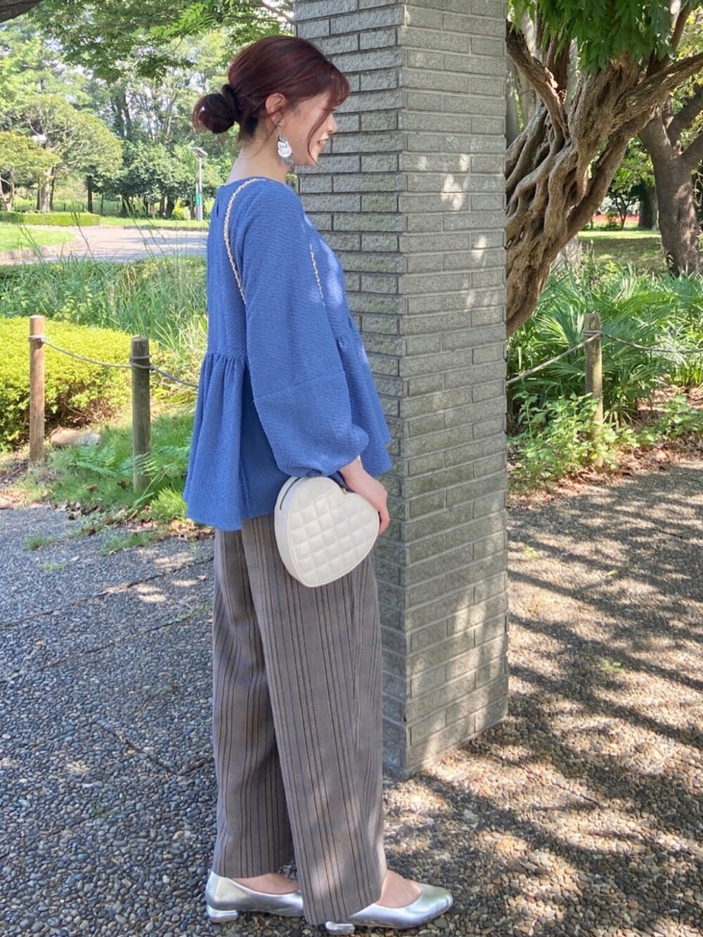 ブルー系のシャツ/ブラウス、シルバー系のパンプス、ブラウン系のその他パンツを着用したレディースの秋コーディネートの3枚目の写真