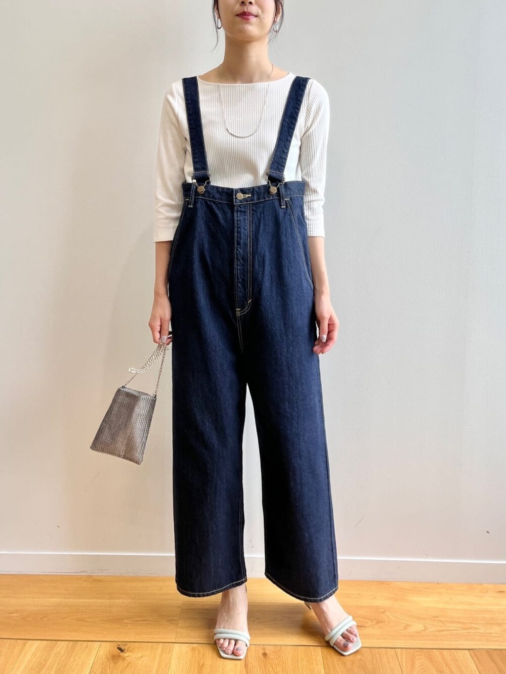 ホワイト系のTシャツ/カットソー、ブルー系のサロペット/オーバーオール、シルバー系のショルダーバッグを着用したレディースの夏コーディネートの7枚目の写真