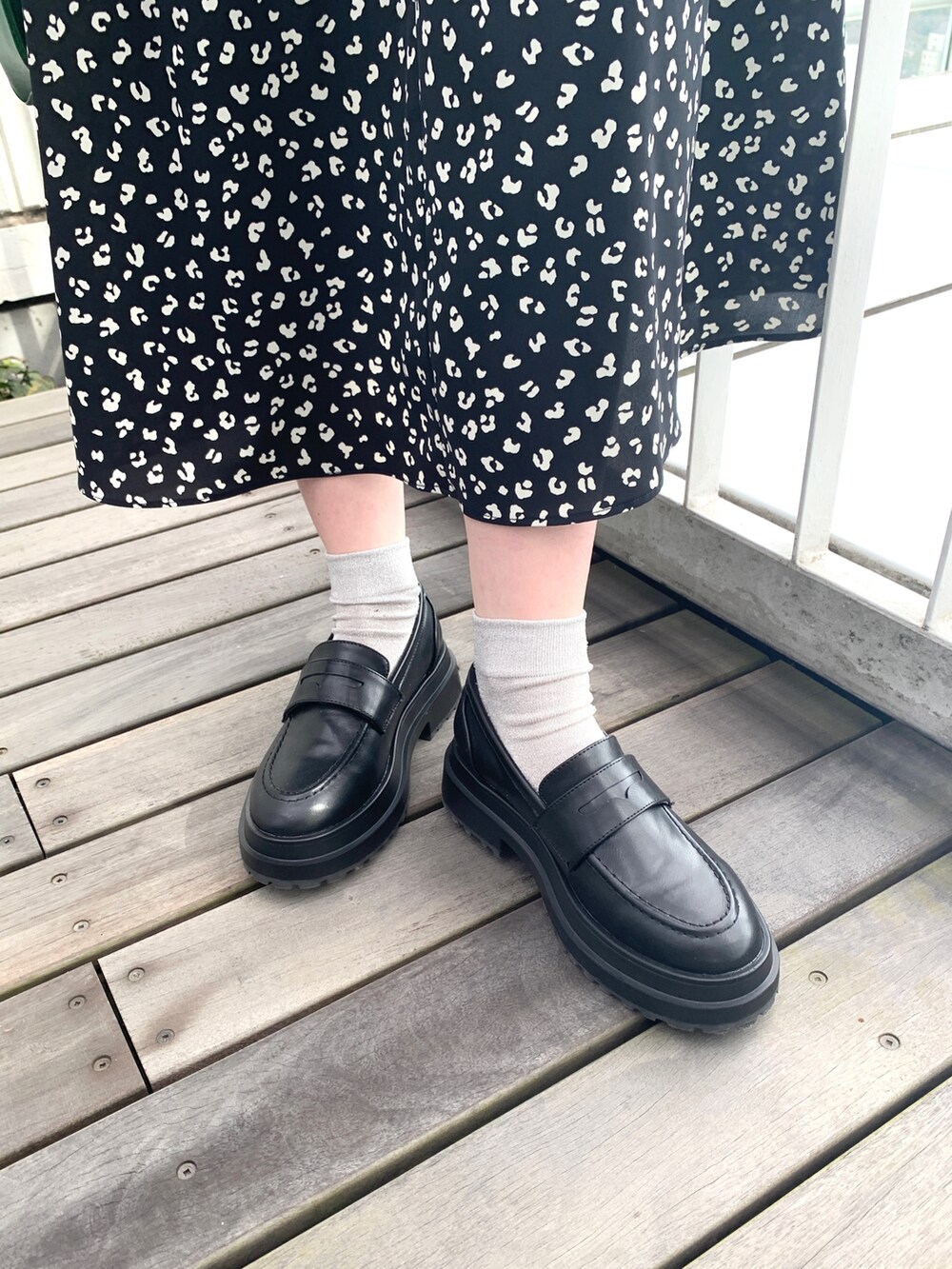 ブラック系のワンピース、ブラック系のその他シューズ、グリーン系のショルダーバッグを着用したレディースの冬コーディネートの3枚目の写真