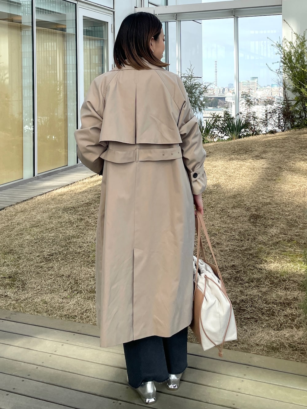 パープル系のシャツ/ブラウス、ベージュ系のトレンチコート、シルバー系のその他シューズを着用したレディースの冬コーディネートの3枚目の写真