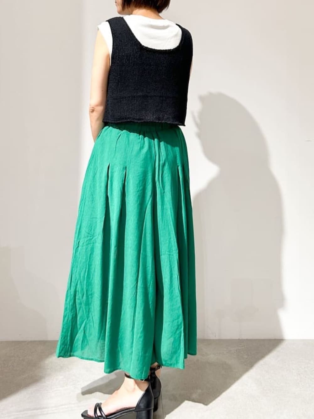 ブラック系のTシャツ/カットソー、グリーン系のその他パンツ、ベージュ系のショルダーバッグを着用したレディースの夏コーディネートの3枚目の写真