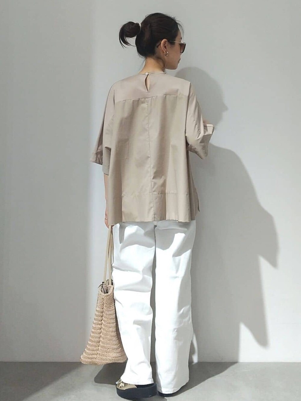 ベージュ系のTシャツ/カットソー、オレンジ系のカーディガン/ボレロ、ホワイト系のデニムパンツを着用したレディースの春コーディネートの8枚目の写真