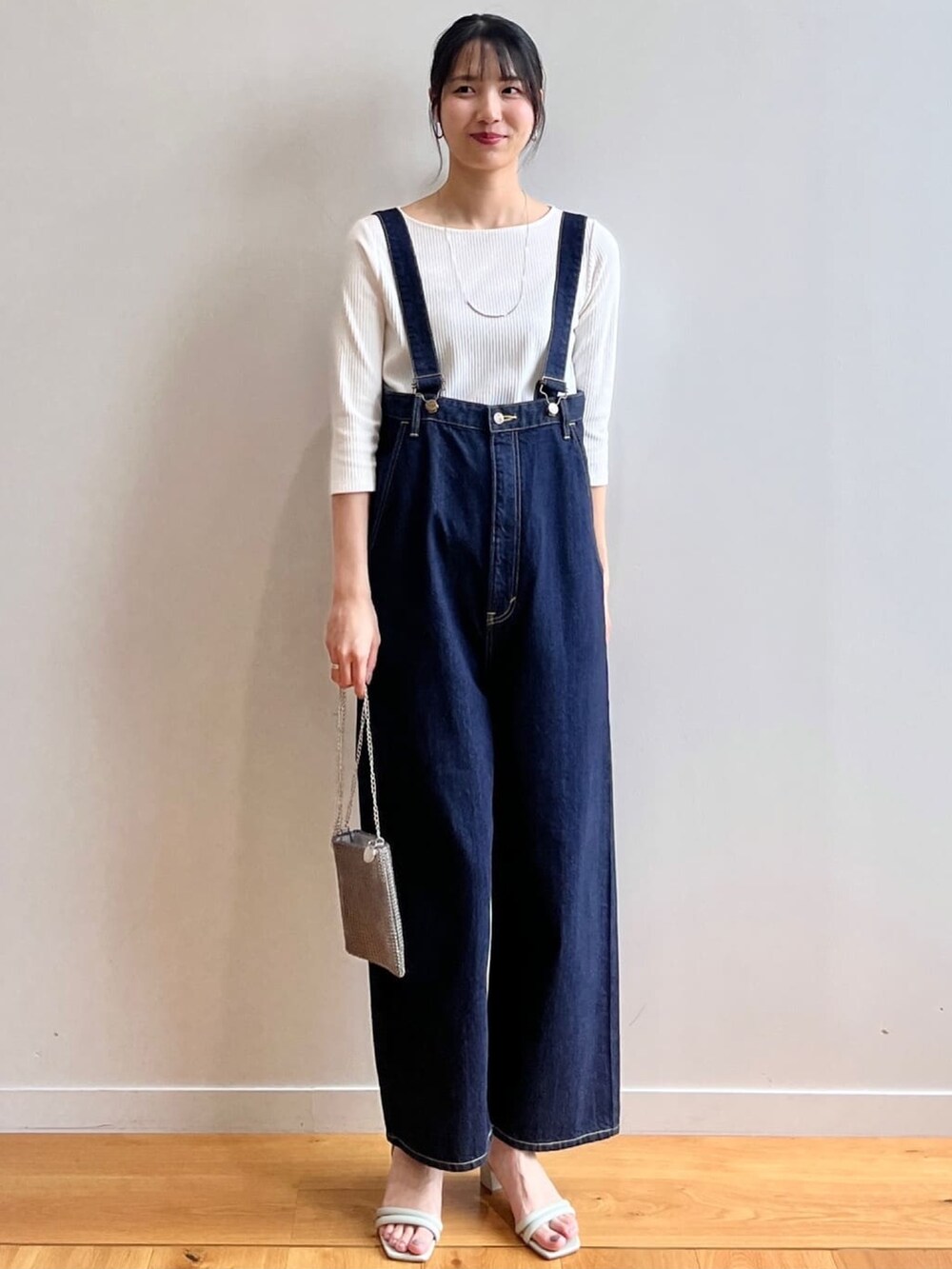 ホワイト系のTシャツ/カットソー、ブルー系のサロペット/オーバーオール、シルバー系のショルダーバッグを着用したレディースの夏コーディネートの8枚目の写真