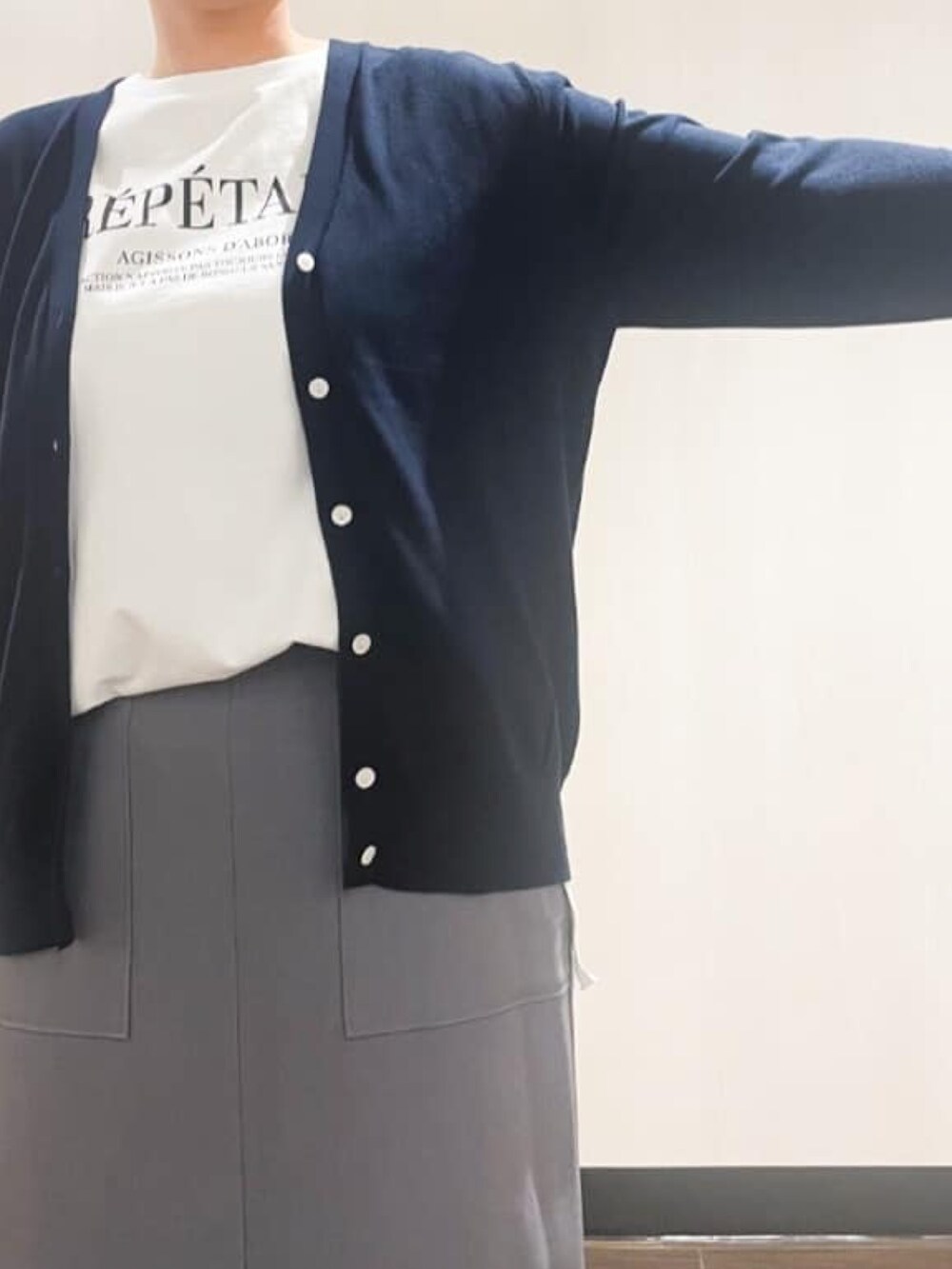 ブルー系のカーディガン/ボレロ、ホワイト系のTシャツ/カットソー、グレー系のスカートを着用したレディースの夏コーディネートの4枚目の写真