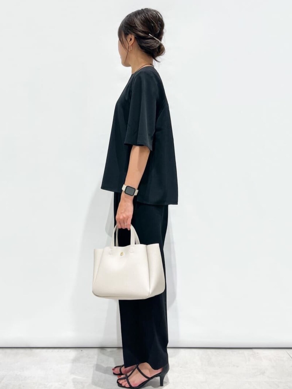 ブラック系のシャツ/ブラウス、ブラック系のサンダル、ブラック系のその他パンツを着用したレディースの夏コーディネートの3枚目の写真