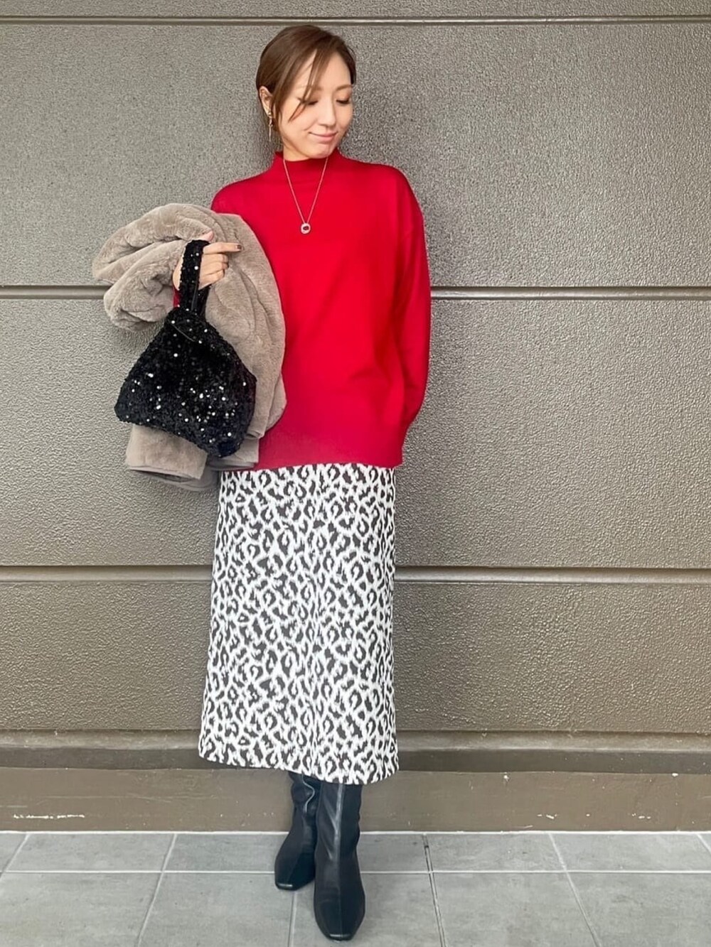 「ニット、リバーシブル、コート、冬コーデ、アウター、秋コーデ、レオパード、柄スカート、休日スタイル、ootd、OPAQUE.CLIP、オペークドットクリップ」|「OPAQUE.CLIPの《リバーシブル》キルティング×フェイクファージャケット【洗濯機洗い可】(ノーカラーコート、ブラウン系)」を使った、OPAQUE.CLIPスタッフさん(レディース・162cm)の秋コーディネートの5枚目の写真