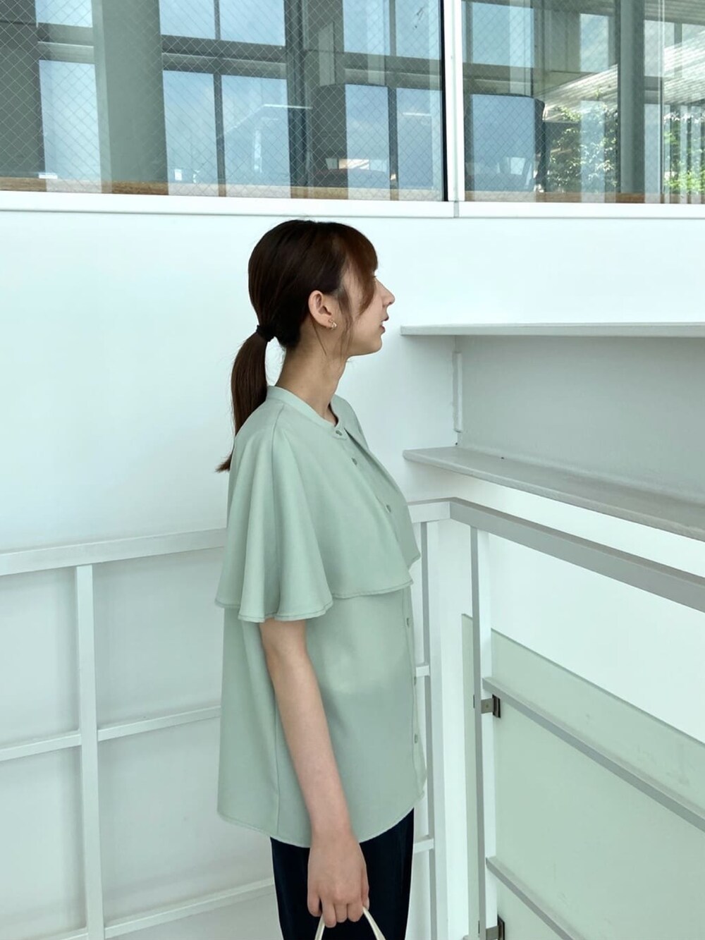 グリーン系のシャツ/ブラウス、ブラック系のその他パンツ、ベージュ系のトートバッグを着用したレディースの夏コーディネートの6枚目の写真