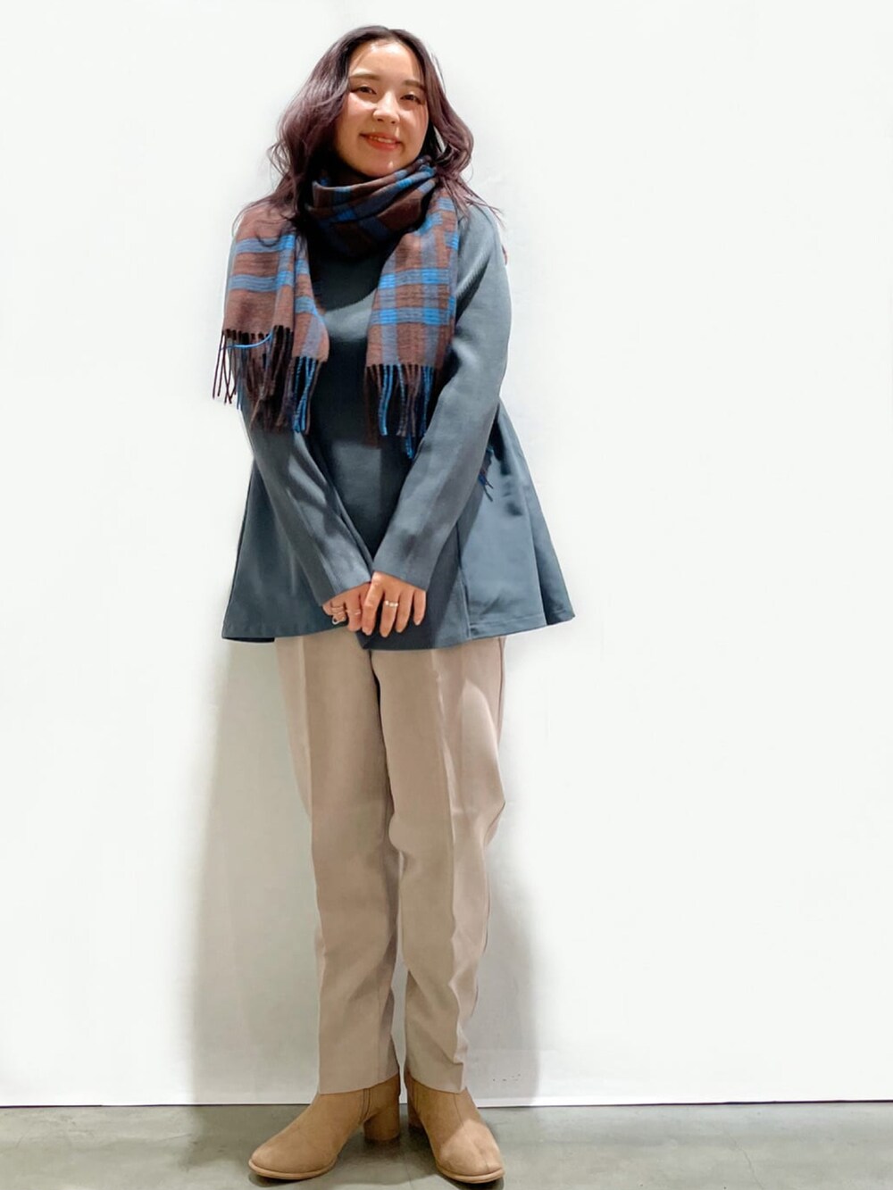 ホワイト系のダウンジャケット/コート、ベージュ系のその他パンツ、ブラック系のショルダーバッグを着用したレディースの冬コーディネートの2枚目の写真