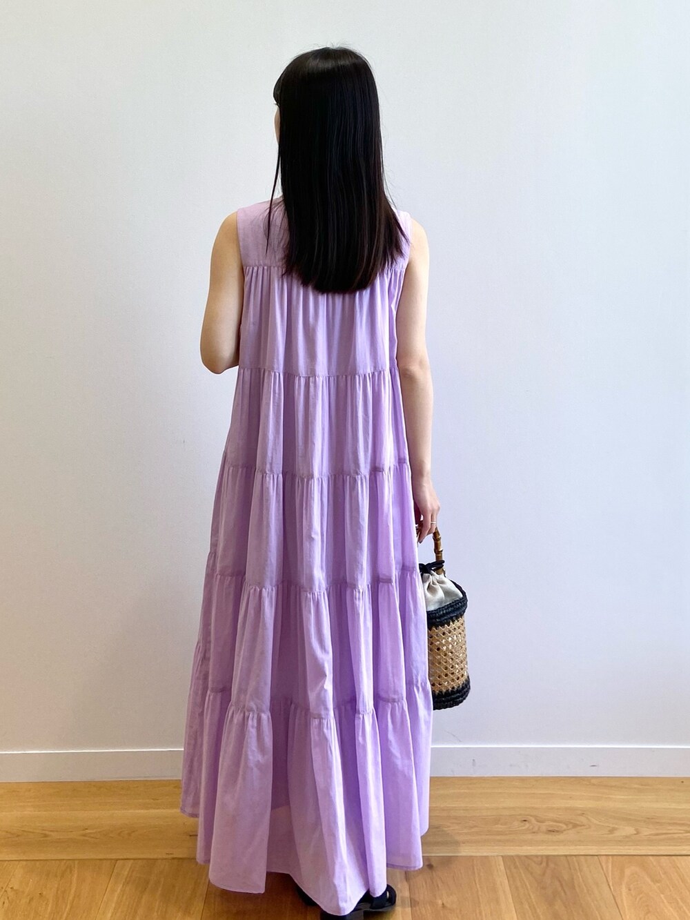 パープル系のワンピース、ブラック系のトートバッグ、ブラック系のサンダルを着用したレディースの夏コーディネートの4枚目の写真