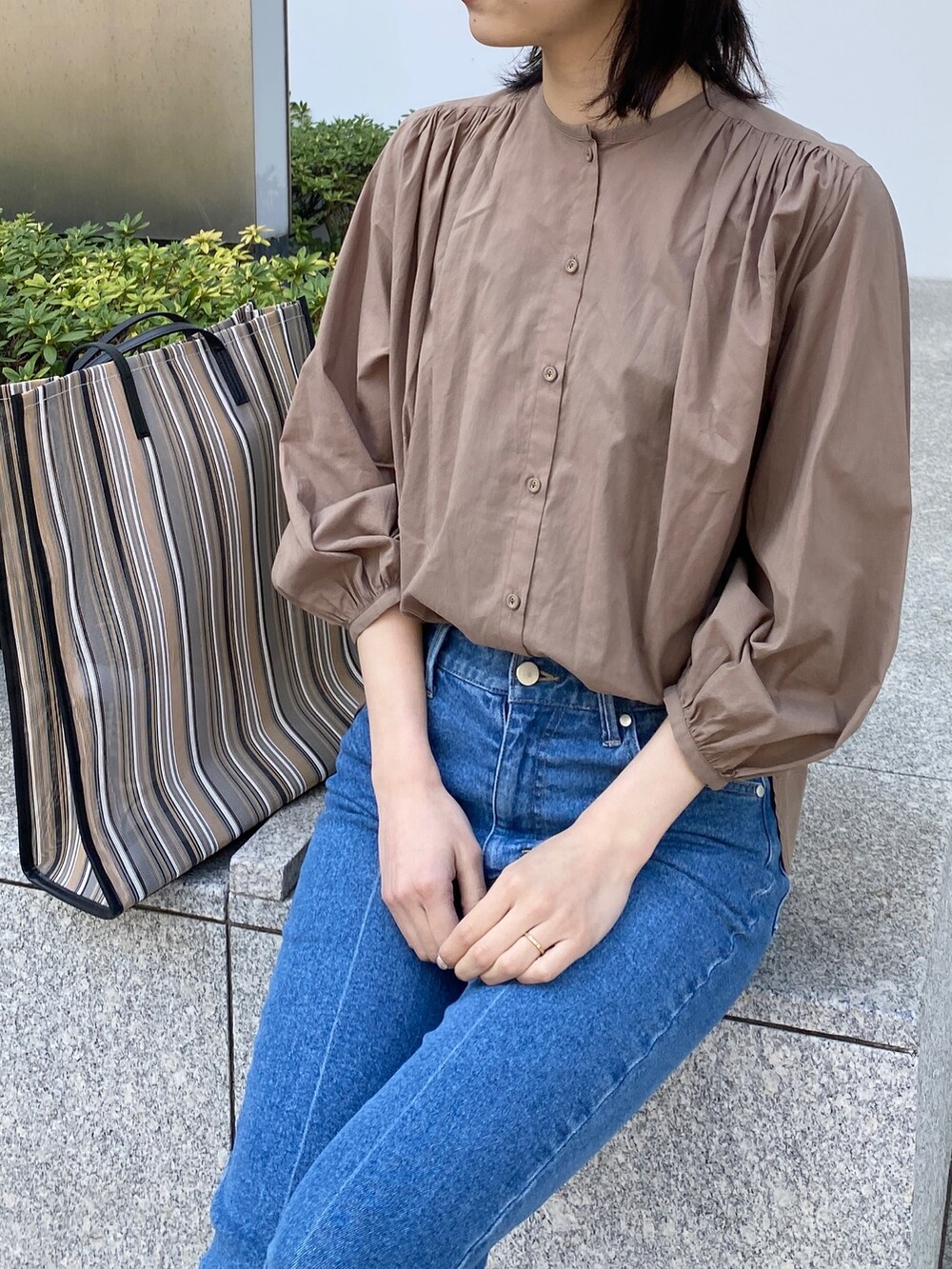 ベージュ系のシャツ/ブラウス、ブラック系のトートバッグ、ブラウン系のサンダルを着用したレディースの春コーディネートの3枚目の写真