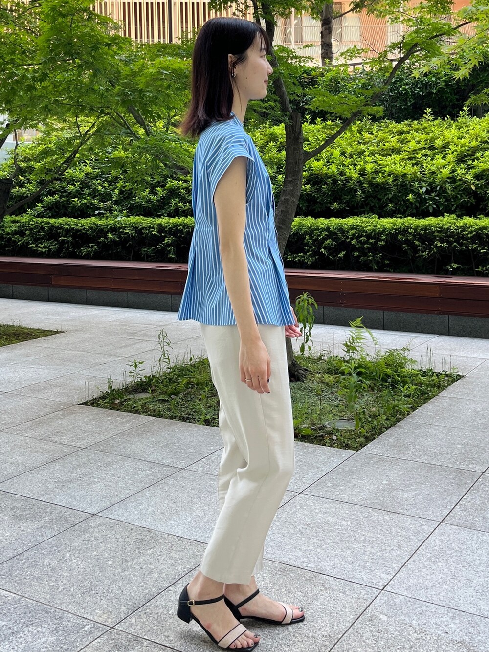 ブルー系のシャツ/ブラウス、ベージュ系のその他パンツ、ブラック系のサンダルを着用したレディースの夏コーディネートの2枚目の写真