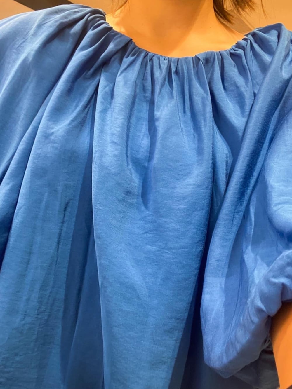 ブルー系のシャツ/ブラウス、グレー系のその他パンツ、ブラック系のトートバッグを着用したレディースの夏コーディネートの6枚目の写真