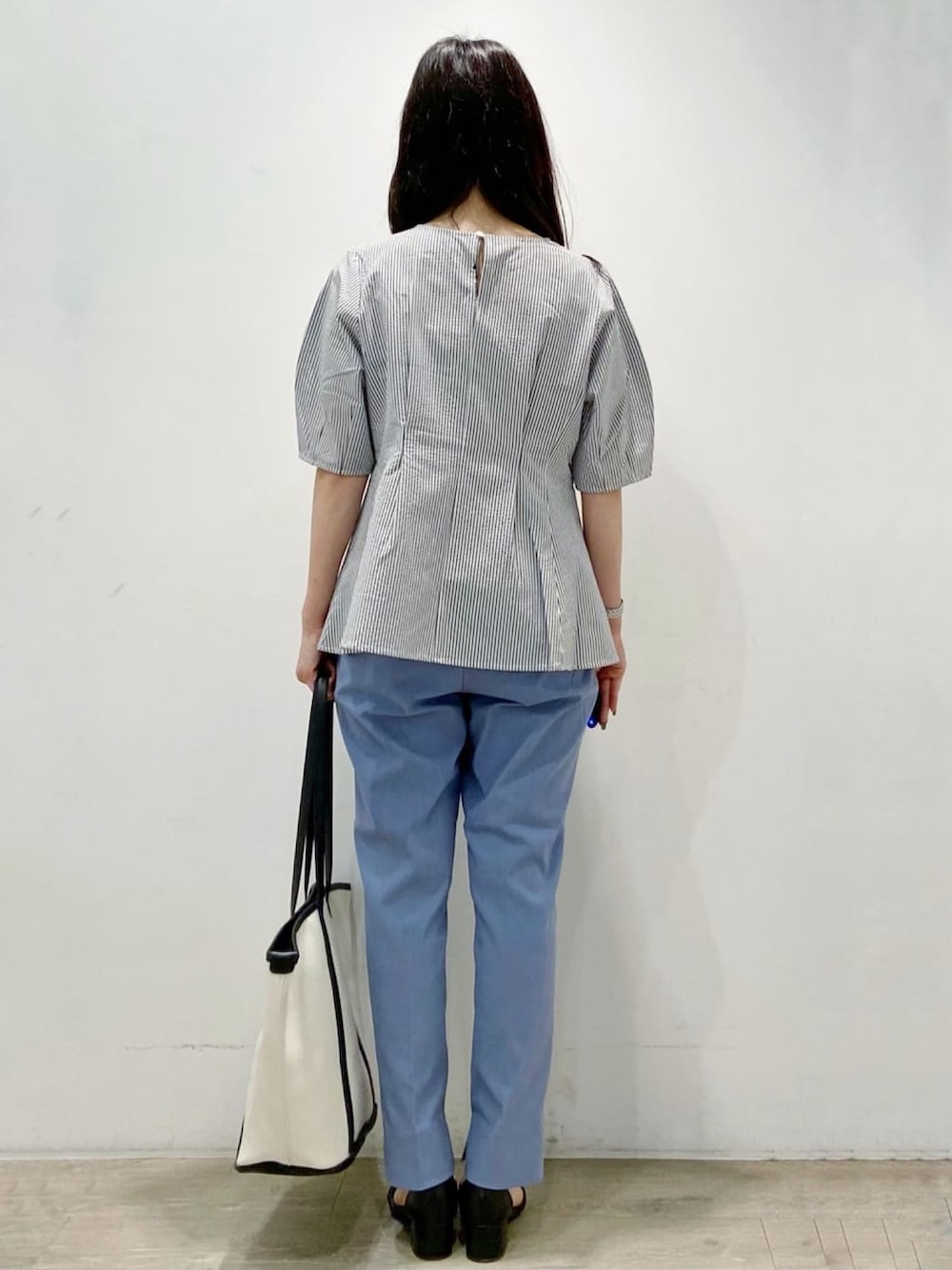 ホワイト系のシャツ/ブラウス、ブルー系のその他パンツ、ブラック系のサンダルを着用したレディースの夏コーディネートの7枚目の写真