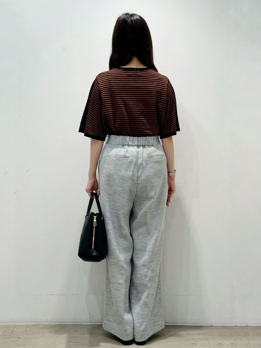 ブラウン系のニット/セーター、ブラック系のその他パンツ、ブラック系のサンダルを着用したレディースの夏コーディネートの7枚目の写真